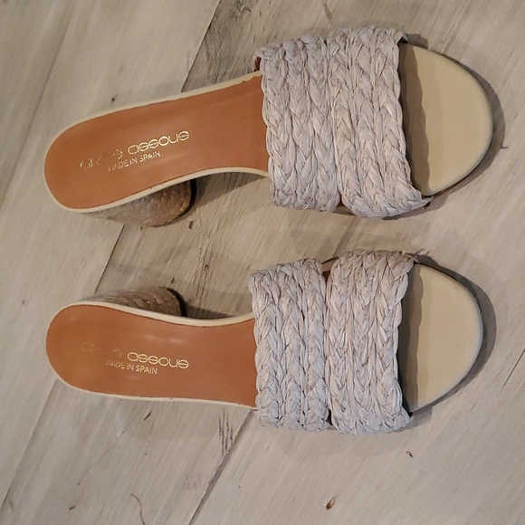 Andre Assous raffia slide heel sandal size 37 cream/beige/tan, leather sole - Picture 4 of 9